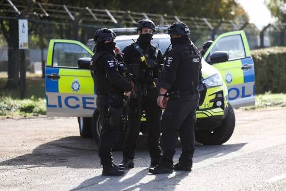 TRWPill's tweet photo. 🚨BREAKING: The UK releases literal TERRORISTS on bail who attempted to BOMB a military base

Yet they won't let the Tate brothers out on bail because of ACCUSATIONS and unknown evidence

It cannot be more clear that they are being POLITICALLY prosecuted‼️ https://t.co/3oCVuLuJnz