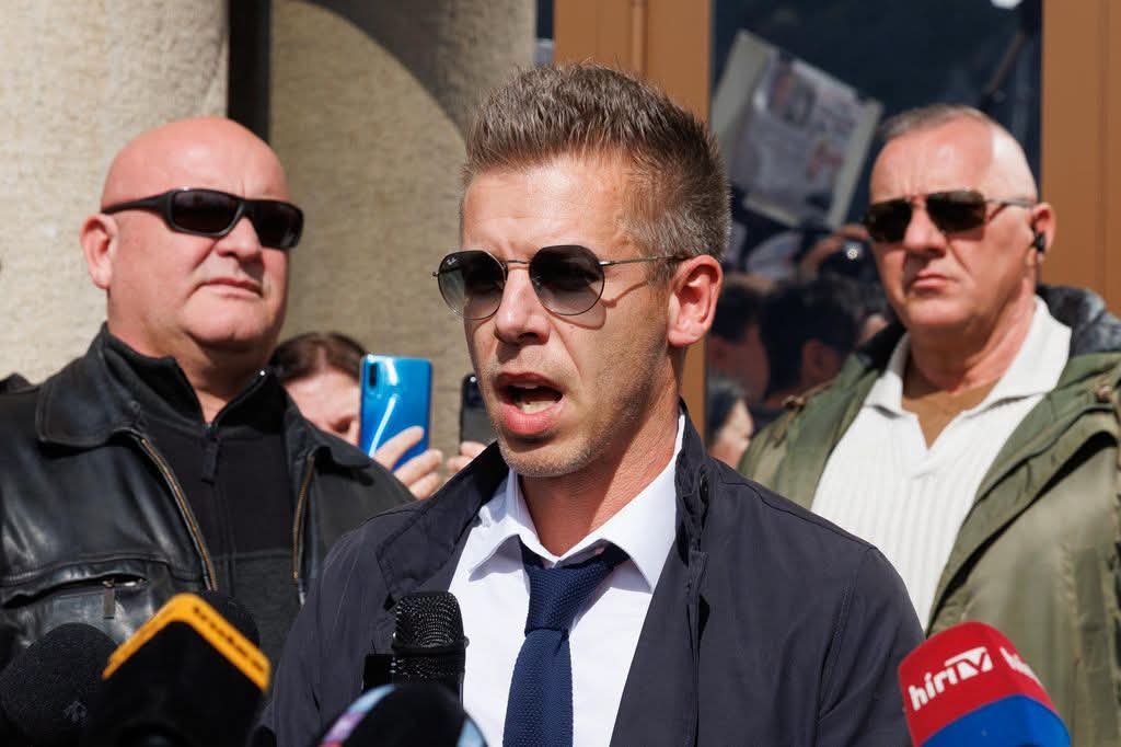 Tpeko66vp's tweet photo. Várom azt a napot, mikor @magyarpeterMP - t, ezt a redvás, aljadék férget a sajátjai ráncigálják az utcára! https://t.co/VcjSJ71wiq