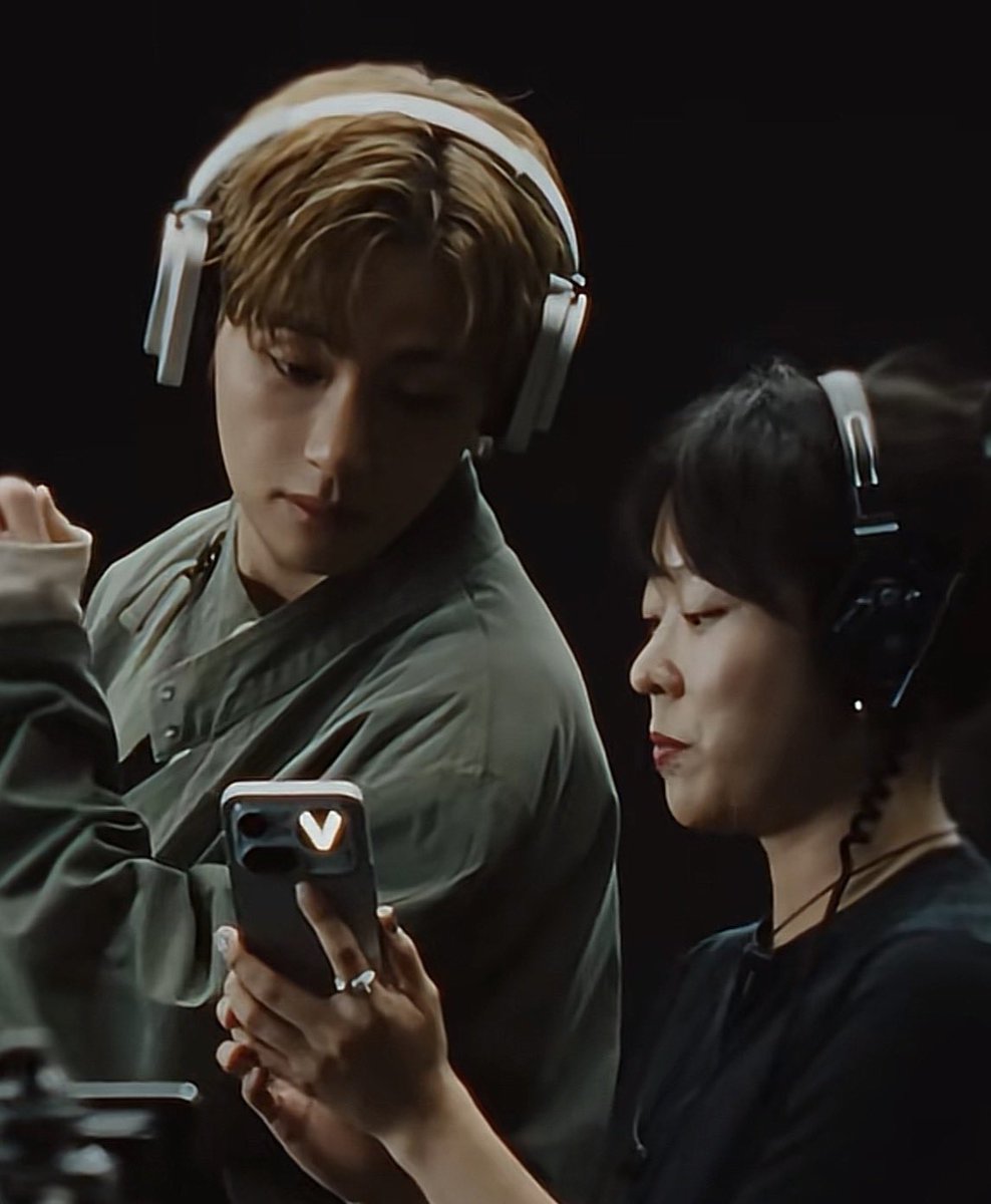 ran__min's tweet photo. 👤 من كان أول شخص يحصل على سماعة Headphone (1) Pro؟

🗣️ عضو في الفرقة الأكثر استماعًا في العالم، وفنان حاصل على شهادة بلاتينية بصفته فنانًا منفردًا، وأحد أشهر الأشخاص على هذا الكوكب.

🗣️ نقدّم V سفيرًا عالميًا جديدًا لعلامتنا التجارية "NOTHING" . 🥹🤍 https://t.co/DiHdTbkhtW