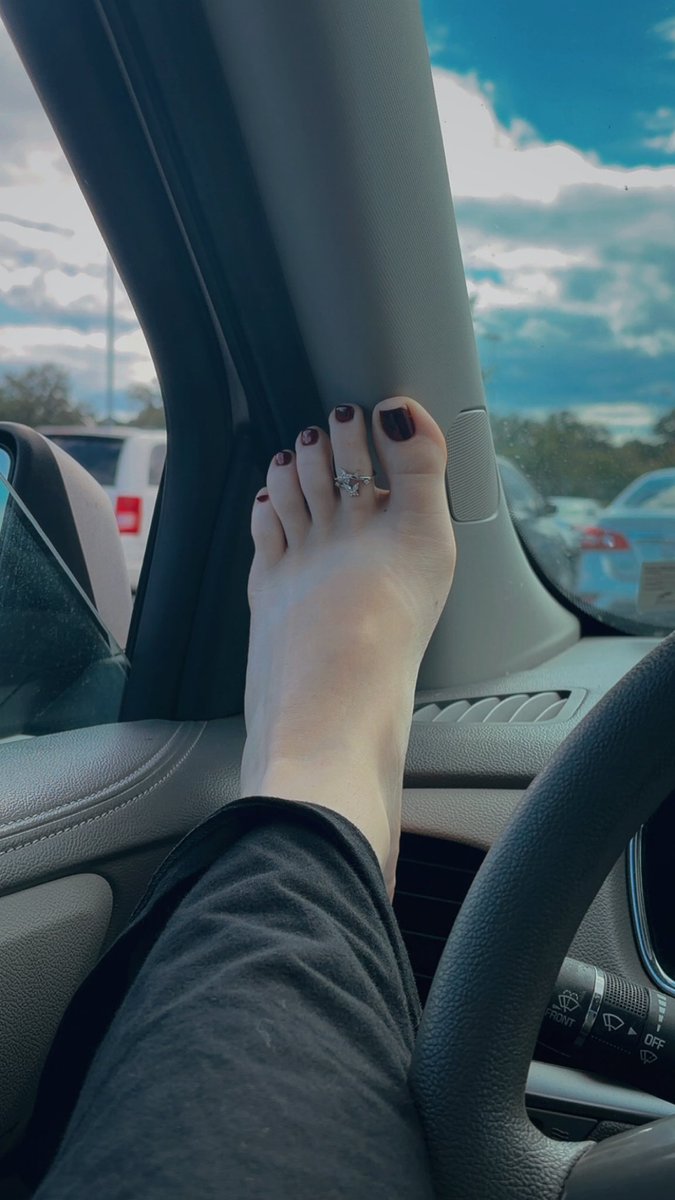 peachsweetsoles's tweet photo. New pedi and favorite new toe ring🥰✨🦶🏻 https://t.co/QoDBx3WsKN