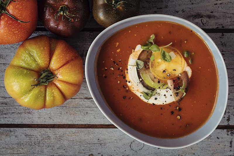 DwayneDurnqhro's tweet photo. Cozy weekday lunch vibe: homemade tomato basil soup + crusty sourdough bread. Perfect little pick-me-up for mid-week energy https://t.co/izNWx9d7mt