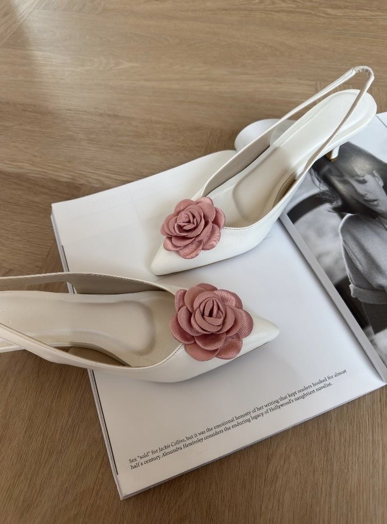 JournalyOutfit's tweet photo. AKU KIRA BUNGA MAWAR DI SEPATU BAKAL KELIHATAN BERLEBIHAN… TAPI INI MALAH CAKEP BANGET? 😭🌹￼ https://t.co/tH2EXs7FOv