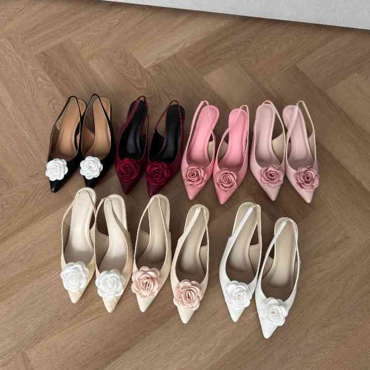JournalyOutfit's tweet photo. AKU KIRA BUNGA MAWAR DI SEPATU BAKAL KELIHATAN BERLEBIHAN… TAPI INI MALAH CAKEP BANGET? 😭🌹￼ https://t.co/tH2EXs7FOv