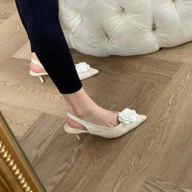 JournalyOutfit's tweet photo. AKU KIRA BUNGA MAWAR DI SEPATU BAKAL KELIHATAN BERLEBIHAN… TAPI INI MALAH CAKEP BANGET? 😭🌹￼ https://t.co/tH2EXs7FOv