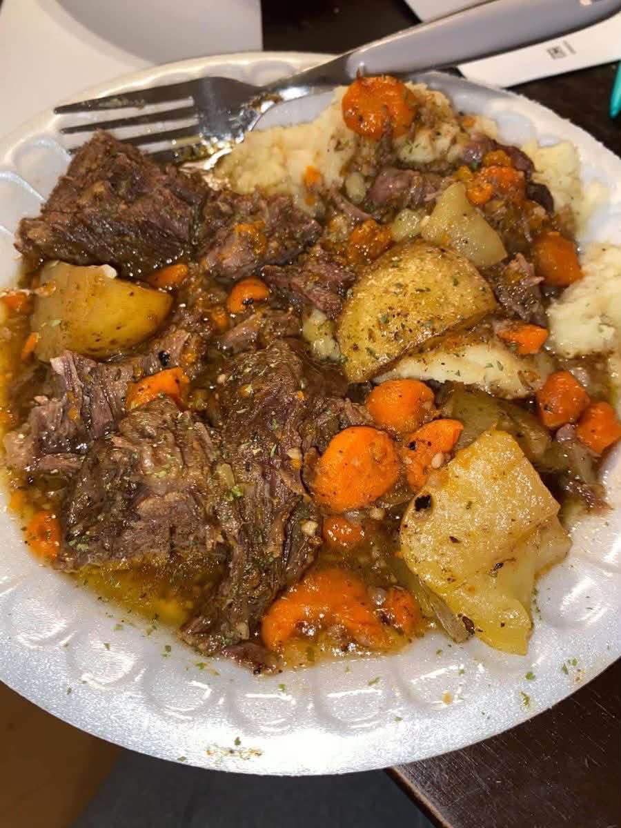 Jameca2011's tweet photo. It’s fallll time so that means roast, soupssss, crockpot mealsssss🍁😊 https://t.co/o3vq11PINY