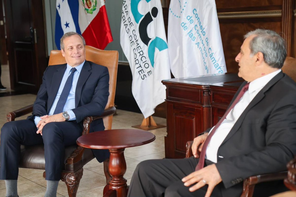 EmbaPeruHondu's tweet photo. El Embajador del Perú en Honduras César Larrain y el Presidente de la Camara de Comercio e Industrias de Cortes, Karim Qubain, inauguran la Misión Comercial peruana a Honduras de productos farmacéuticos.
 
La Misión comercial cuenta con la visita de 5 laboratorios peruanos y es organizada por la Embajada del Perú  en Honduras, ADEX, la Cancillería peruana y la Cámara de Comercio e Industrias de Cortes.