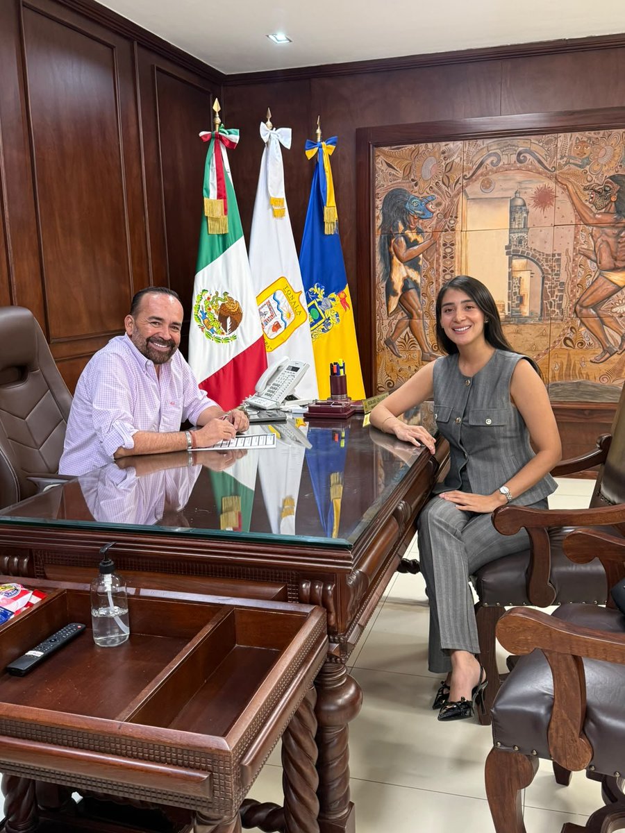 juncalssolano's tweet photo. 🚨 EN TONALÁ NO PARAMOS: SEGUIMOS GESTIONANDO

Ni en el Día del Servidor Público descansamos. Hoy revisamos proyectos que coordinamos con el Gobierno Federal. 

Nuestro presidente municipal @SergioChavez_D nos encomendó ser puente de comunicación para destrabar gestiones, evitar que los proyectos se estanquen y hacer que la transformación siga avanzando en Tonalá.