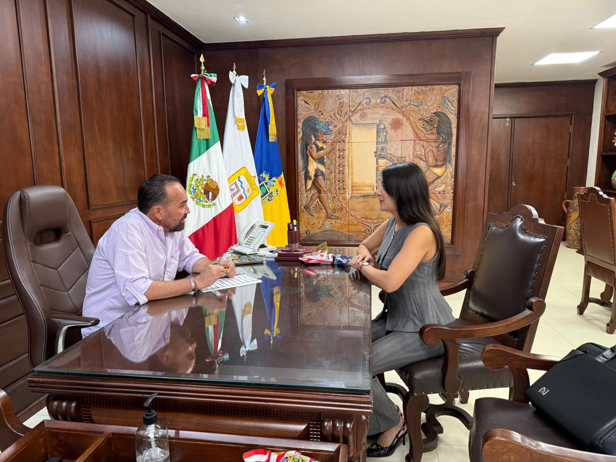 juncalssolano's tweet photo. 🚨 EN TONALÁ NO PARAMOS: SEGUIMOS GESTIONANDO

Ni en el Día del Servidor Público descansamos. Hoy revisamos proyectos que coordinamos con el Gobierno Federal. 

Nuestro presidente municipal @SergioChavez_D nos encomendó ser puente de comunicación para destrabar gestiones, evitar que los proyectos se estanquen y hacer que la transformación siga avanzando en Tonalá.