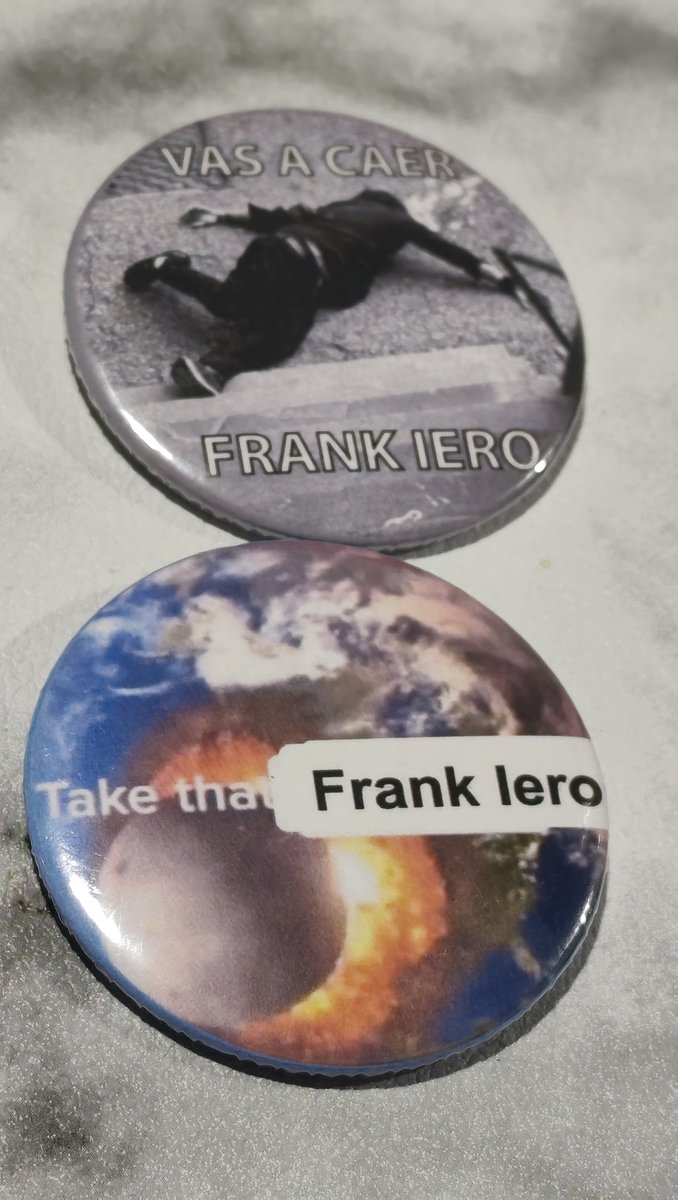 PantoneUnicorn's tweet photo. Cómo supiste 
Cómo supiste que amo a Frank Iero https://t.co/yTAnlfd8S9