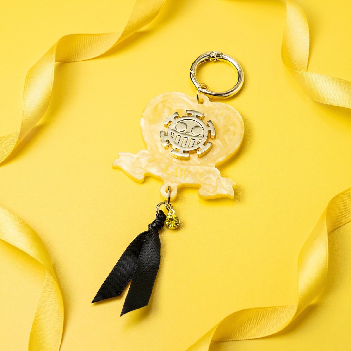Eiichiro_Staff's tweet photo. 【グッズ情報】
⠀
ローの誕生日は祝して
3種の記念アイテムが登場します！
⠀
『オペオペの実のメタルヘアクリップ』
『帽子風ポーチ』
『マーブルアクリルバッグチャーム』が
#麦わらストア で10.6(火)に新発売🎉
⠀
#ONEPIECE https://t.co/WulTXJBAF9