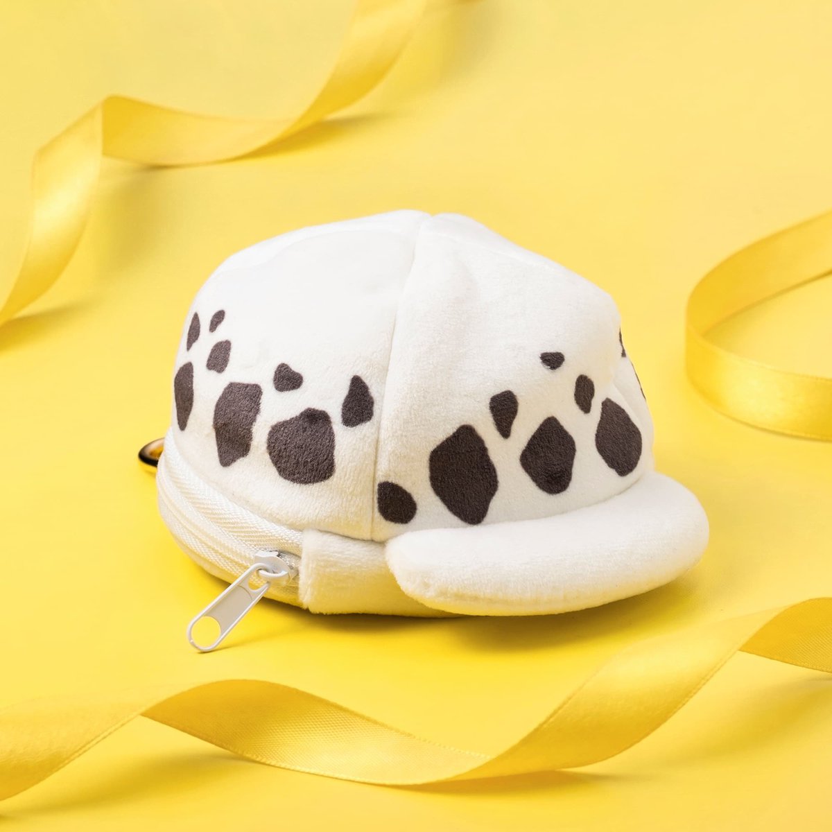 Eiichiro_Staff's tweet photo. 【グッズ情報】
⠀
ローの誕生日は祝して
3種の記念アイテムが登場します！
⠀
『オペオペの実のメタルヘアクリップ』
『帽子風ポーチ』
『マーブルアクリルバッグチャーム』が
#麦わらストア で10.6(火)に新発売🎉
⠀
#ONEPIECE https://t.co/WulTXJBAF9