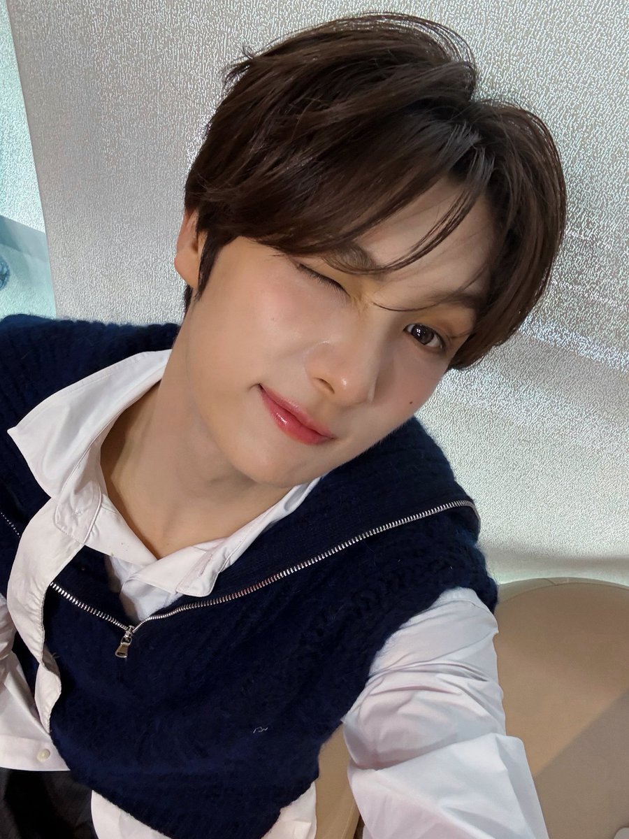 overthinkingyu's tweet photo. 다만오 youngjae, you are the prettiest ᥫ᭡ https://t.co/8llTELvBO3