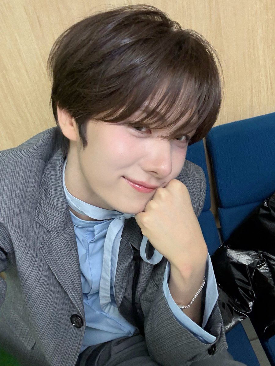 overthinkingyu's tweet photo. 다만오 youngjae, you are the prettiest ᥫ᭡ https://t.co/8llTELvBO3