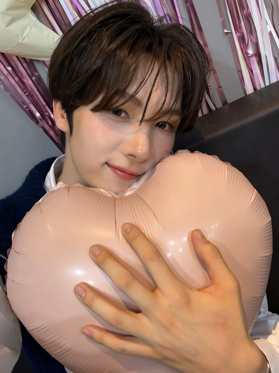 overthinkingyu's tweet photo. 다만오 youngjae, you are the prettiest ᥫ᭡ https://t.co/8llTELvBO3