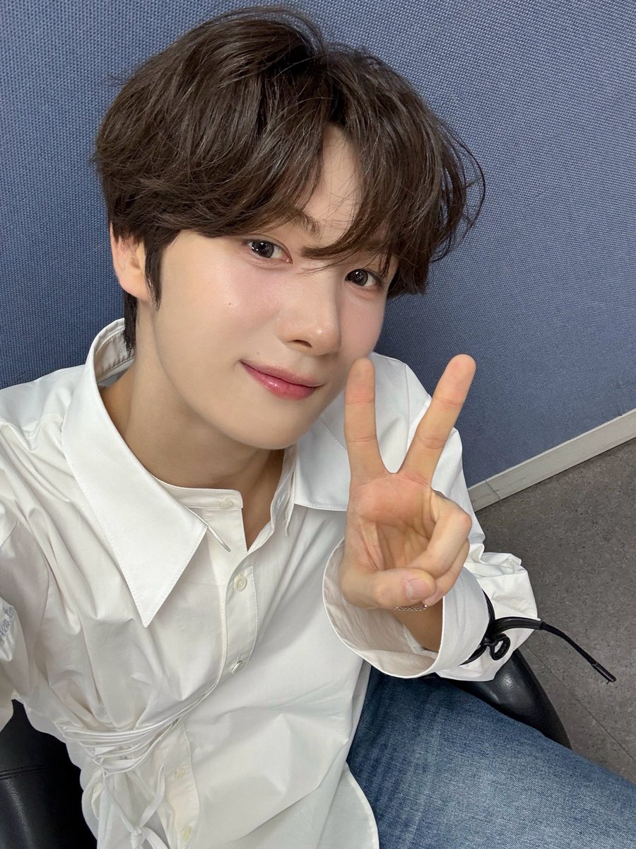 overthinkingyu's tweet photo. 다만오 youngjae, you are the prettiest ᥫ᭡ https://t.co/8llTELvBO3