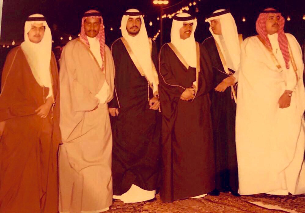 KAlmojahed's tweet photo. صورة من الزمن الجميل في احدى المناسبات
من اليسار الامير عبدالرحمن بن مساعد ثم فتحي السلمان ثم خالد المجاهد ثم عادل القريشي ثم حاتم الربيعان ثم عبد العزيز الغنيم. https://t.co/gartRJ51Jr