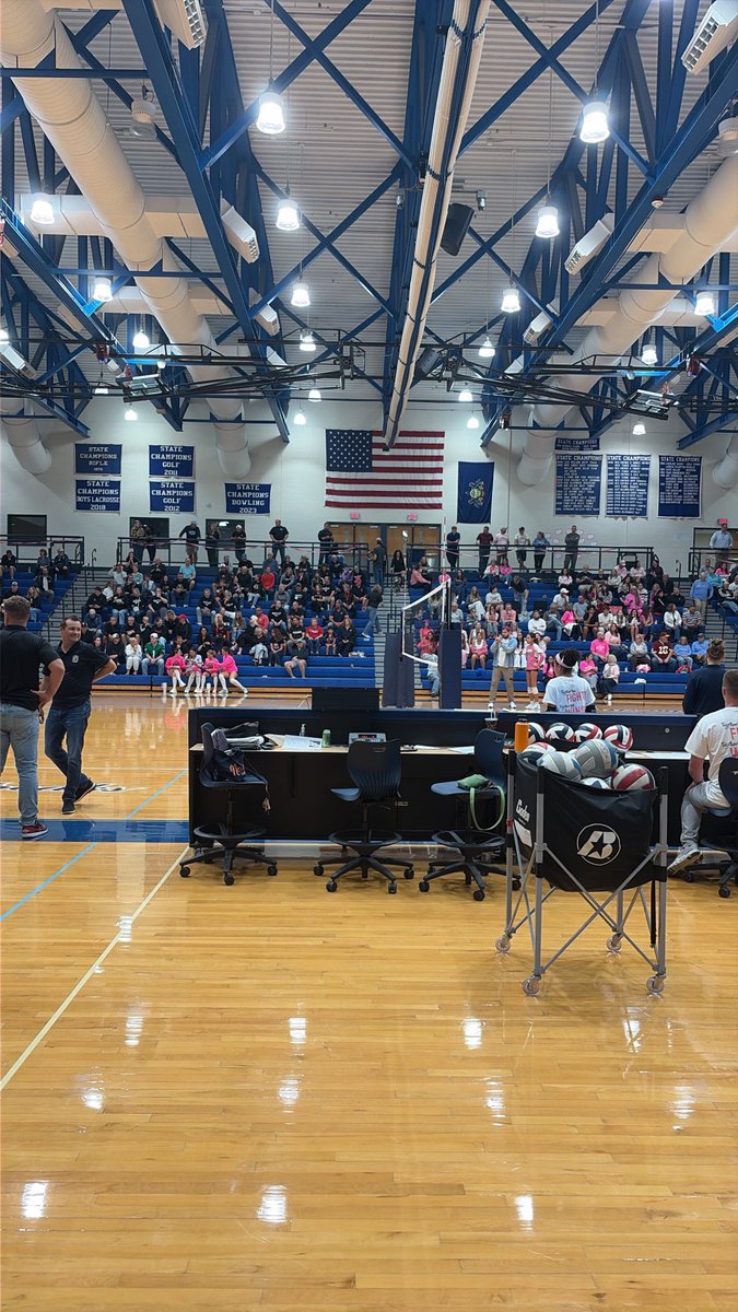 Aj_piazza31's tweet photo. Just a few minutes until Hempfield takes on Manheim Township in girls volleyball #LLSports https://t.co/jXrQB2KySX