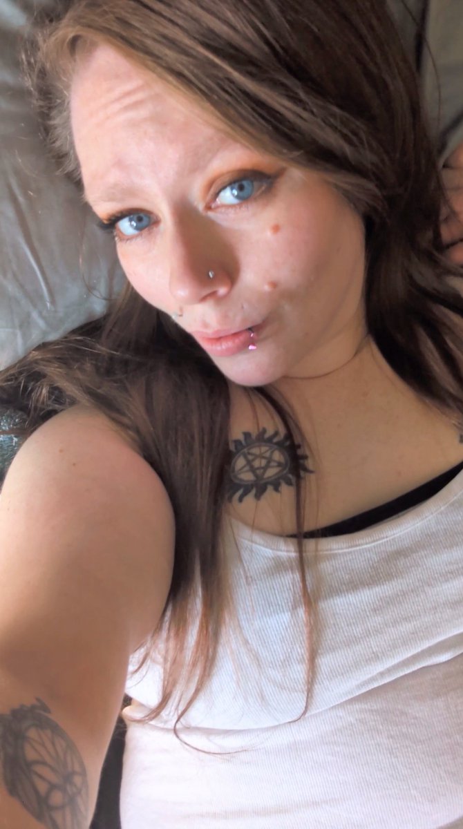 DivineDivineGod's tweet photo. After a long day of filming, it's time to lay down and relax with a good smutty dark romance 💋 https://t.co/k0MUK8oKVx