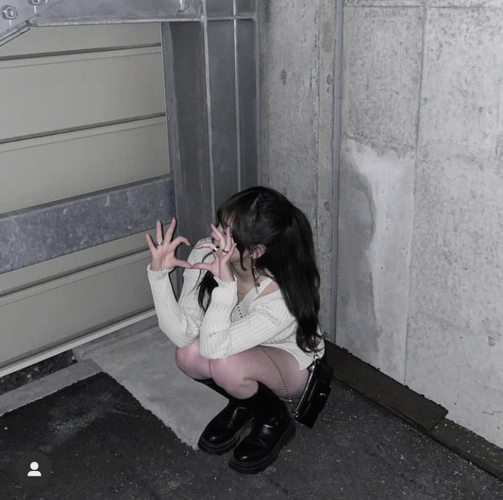 GizemPirimoglu's tweet photo. エリアEに危険草が生えるとかやばすぎじゃん。カメラが買えるように頑張るのか…ハチワレ面白いことするな。 https://t.co/DCs5PjdLsb