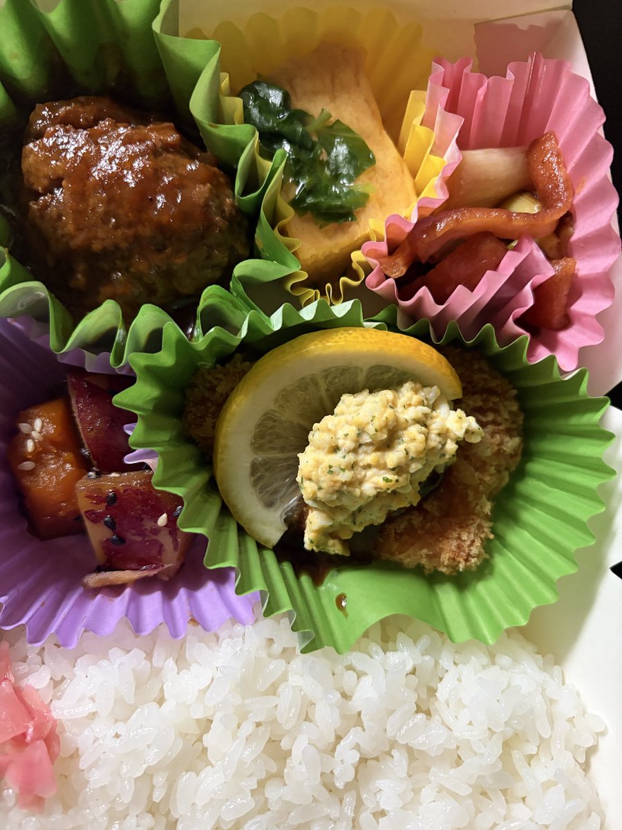 KitchenSarabon's tweet photo. 9月29日(火)
おはようございます☔️

今日のミックス弁当はハンバーグ＆かじきフライ��ルタル添🍱
※タルタル抜きもできます

雨ですがみなさま良い一日を🍀✨ https://t.co/xXyq6Ht7IR