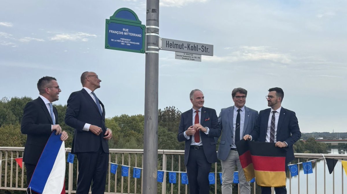 jerome_spinoza's tweet photo. Es war eine Ehre, gemeinsam mit dem @bundeskanzler Merz und dem OB von #Saarlouis, Marc Speicher, die Helmut-Kohl- und François Mitterrand Strassen eingeweiht zu haben.

Ein Rückblick auf das Erbe zwei grosser Staatsmänner der uns den Weg um ein souveränes 🇪🇺  zu stärken weist ! https://t.co/FTroepgtKh
