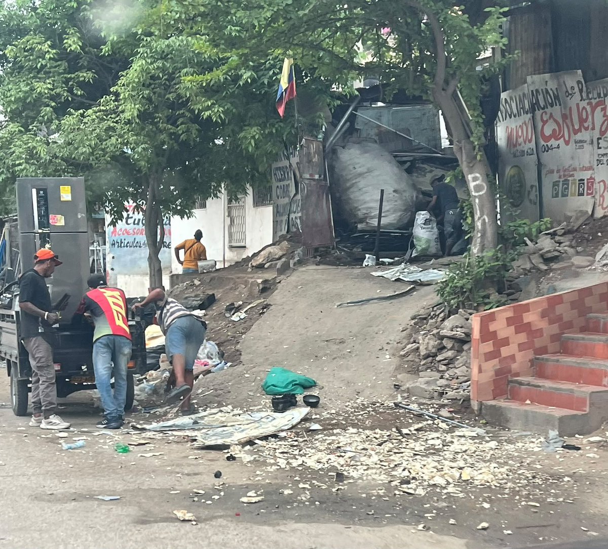 guillerodph's tweet photo. calle 30 por la glorieta de la lucha. Chiveras donde desguazan neveras.  Por si se
han preguntado de donde sale tanta nevera que termina en el río.  Los invito a pegarse una pasadita por la ronda hidrica para que
identifiquen los abundantes lugares como este @SantaMartaDTCH https://t.co/F6VoLkJLB7