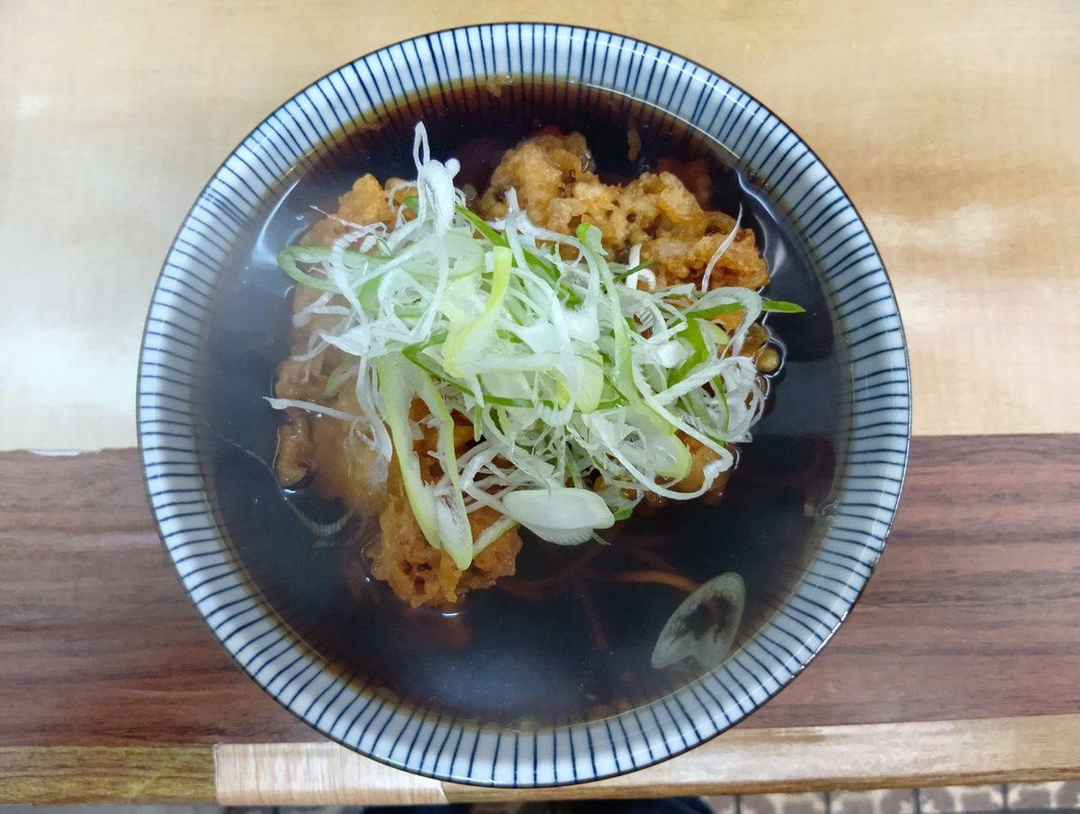 vibramute1's tweet photo. 今日の汁は暗黒度MAXで少し「ガツン」と来る、出汁感・醤油感共にしっかりとした仕上がり、口に含むと舌と唇にはピリピリとした刺激が来て心地良かったです。今日のゲソ天は揚げ加減が若干弱くて、裏側というか底の辺りのカリカリ＆サクサク感が弱かったです。六文そば中延
＃路麺 #立ち食いそば https://t.co/vt7rgsWSuT