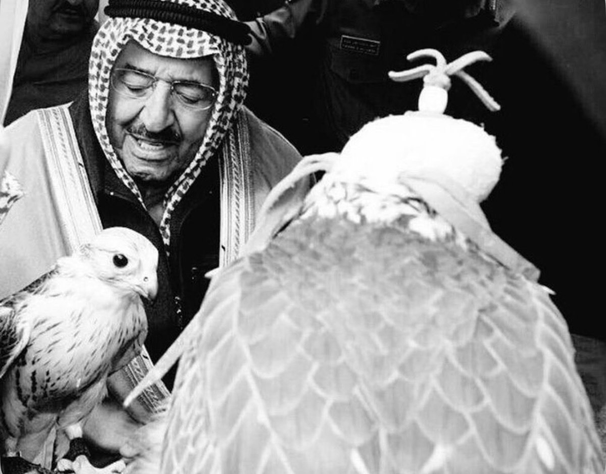ajotb7's tweet photo. الله يسامح عام عشرين عشرين 
فيه الفرح لحظات عمر زهيده 

الموت فيها حط بين العنواين 
أقسى خبر مكتوب وسط الجريده 

عليك ياشيخ البلد تذرف العين 
أنا أشهد إنه راح منا فقيده 

يارب ترحم سيدي برحمتك لين
يضحك حجاجه يا الرحوم بعبيده https://t.co/iaMEEQfJZm