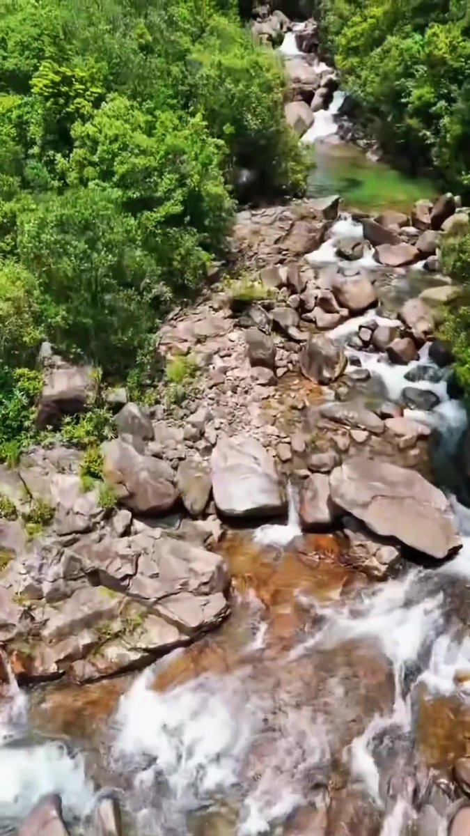 WilkOYo8FFHSvDl's tweet photo. At the Tudianxia check-in, I saw a rock embedded in a boulder by the rocky canyon stream, which makes the quiet mountain path more interesting. https://t.co/hjQNEnRgKL