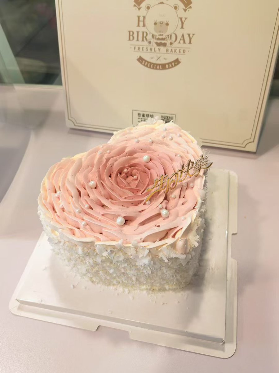rober_r_722_0ae's tweet photo. [Today I met a warm person named Lu Zhuireng, who brought such sweet surprises to our little gathering!]， https://t.co/8dpwxHoII7