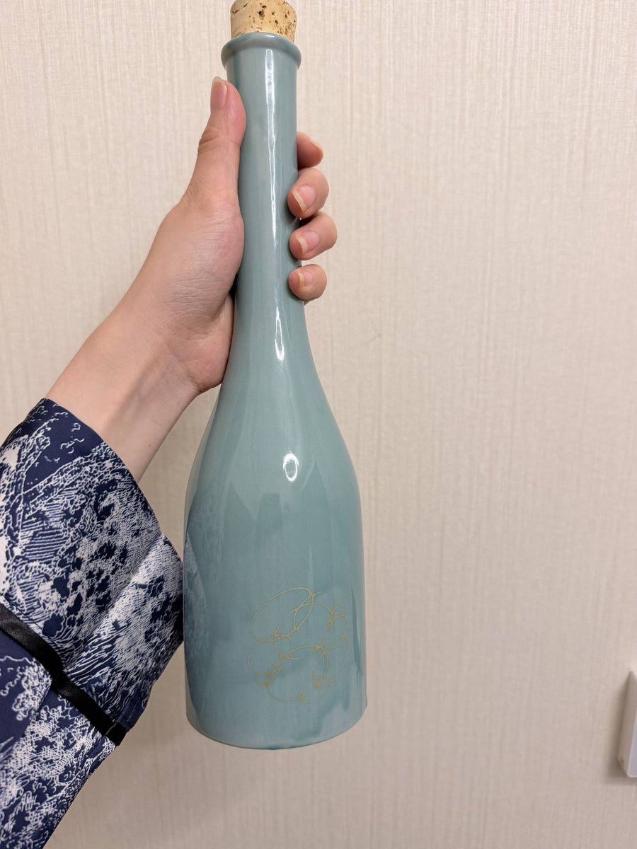biibiibiibiu's tweet photo. recent days summed up: one bouquet of roses, some beers, and a bottle of sake overflowing with that sweet rice goodness. pure peace unlocked 🥰🥰 https://t.co/NTVc1VkY0x