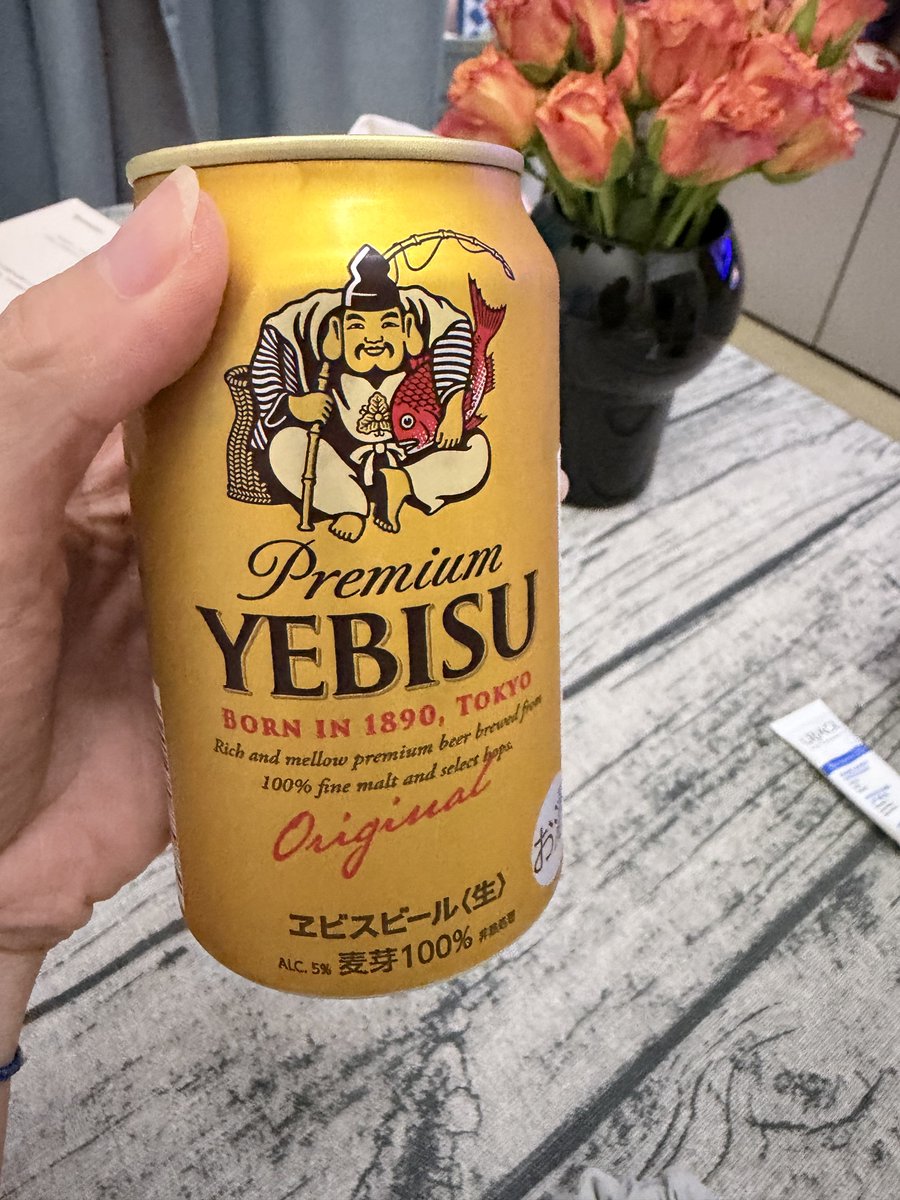 biibiibiibiu's tweet photo. recent days summed up: one bouquet of roses, some beers, and a bottle of sake overflowing with that sweet rice goodness. pure peace unlocked 🥰🥰 https://t.co/NTVc1VkY0x