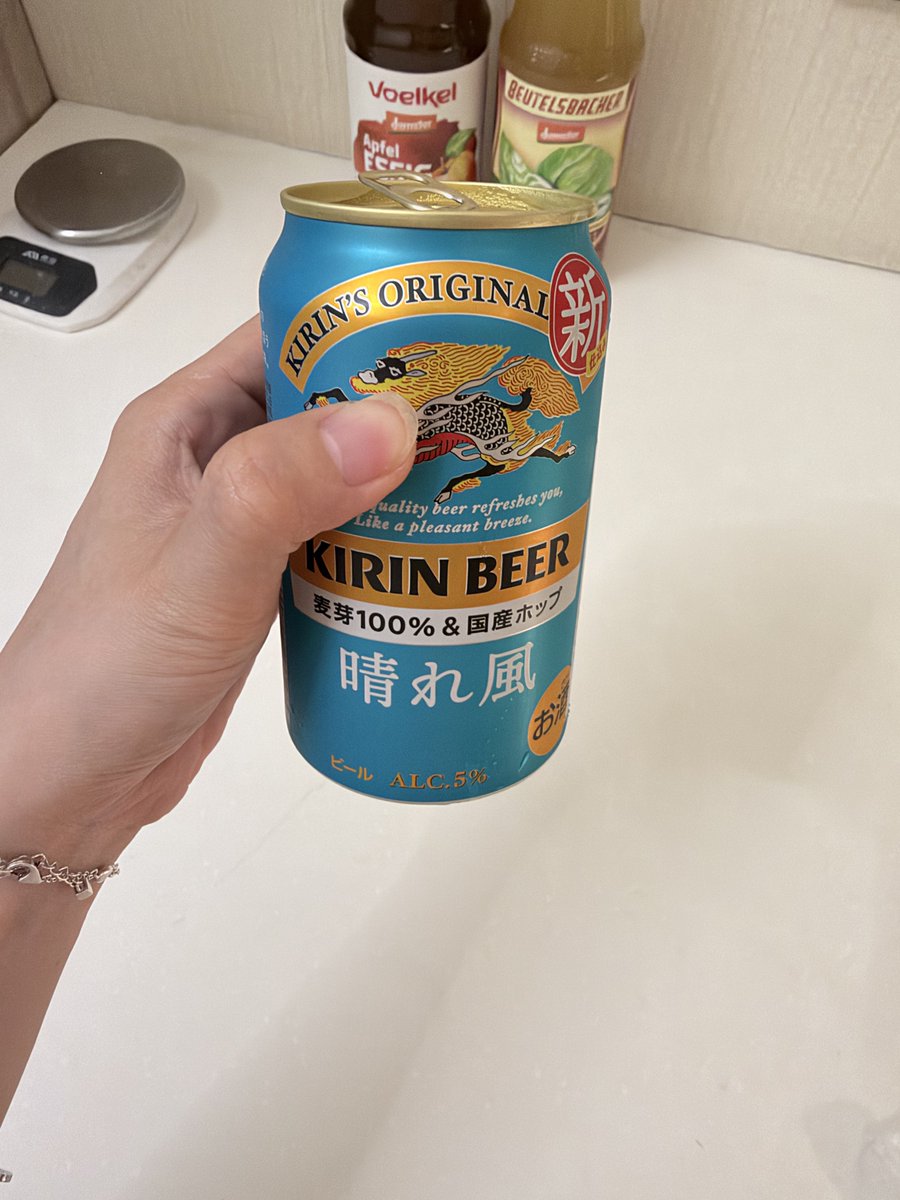 biibiibiibiu's tweet photo. recent days summed up: one bouquet of roses, some beers, and a bottle of sake overflowing with that sweet rice goodness. pure peace unlocked 🥰🥰 https://t.co/NTVc1VkY0x