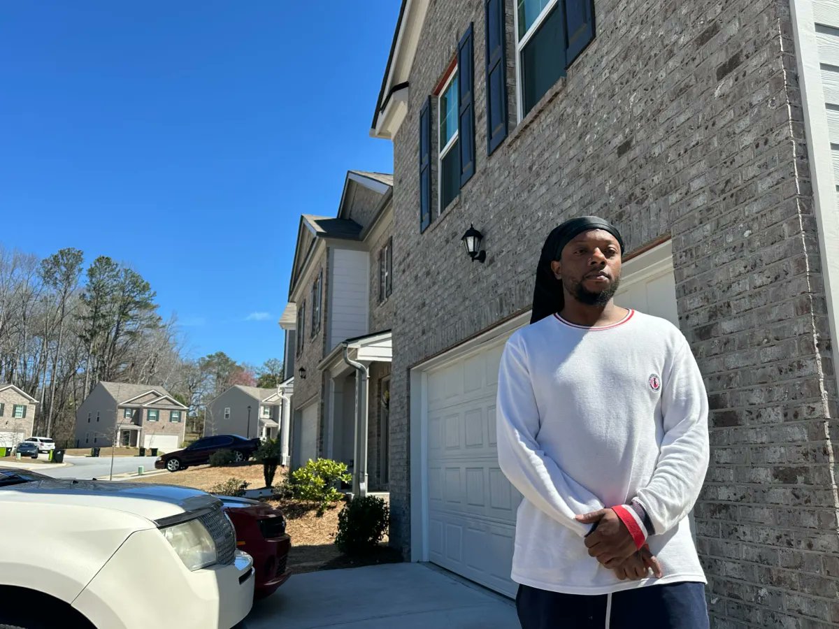 GAFollowers's tweet photo. Metro Atlanta has seen more than 142,000 eviction filings across five counties through Aug. 1. 

Atlanta is currently leading the nation in evictions.

Black renters make up about 52% of the region’s renters but nearly 70% of eviction cases. https://t.co/c1XFISrFeh