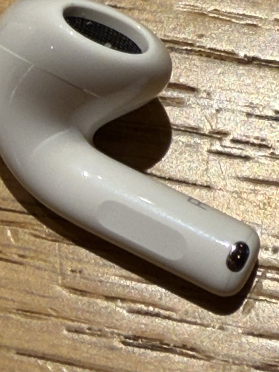 alohastyle1's tweet photo. 新しいAirPods5をお迎えしました。
2種類あり4より安いので27800円を選択、安い23800円もありますがcaseのCタイプ充電差し込みポート以外に容器元置き充電機が使えるので高い方に、ノイキャンは標準、新機能としてノズル部分の凹みでスマホ本体の電源操作や音量操作ができます。
#AirPods5 
#新機能 https://t.co/ravnidFZMV