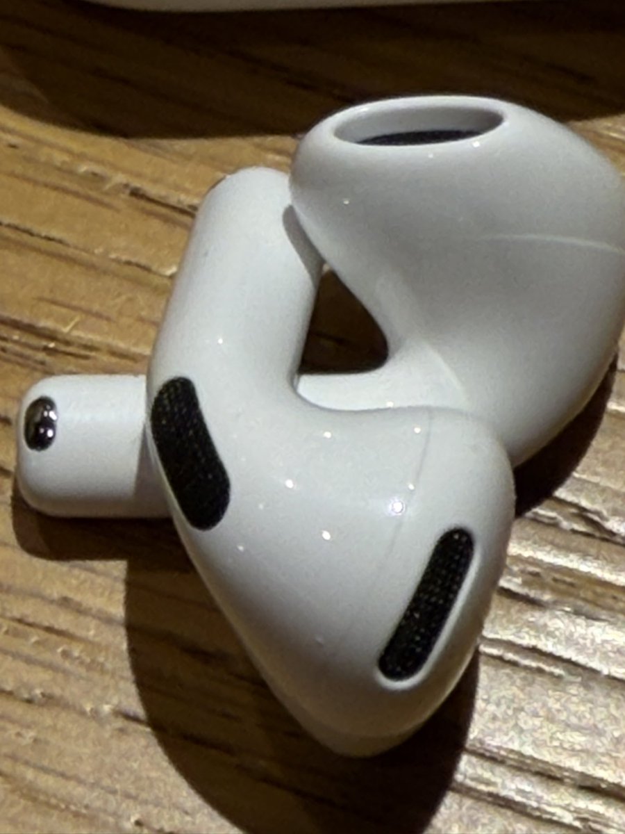 alohastyle1's tweet photo. 新しいAirPods5をお迎えしました。
2種類あり4より安いので27800円を選択、安い23800円もありますがcaseのCタイプ充電差し込みポート以外に容器元置き充電機が使えるので高い方に、ノイキャンは標準、新機能としてノズル部分の凹みでスマホ本体の電源操作や音量操作ができます。
#AirPods5 
#新機能 https://t.co/ravnidFZMV