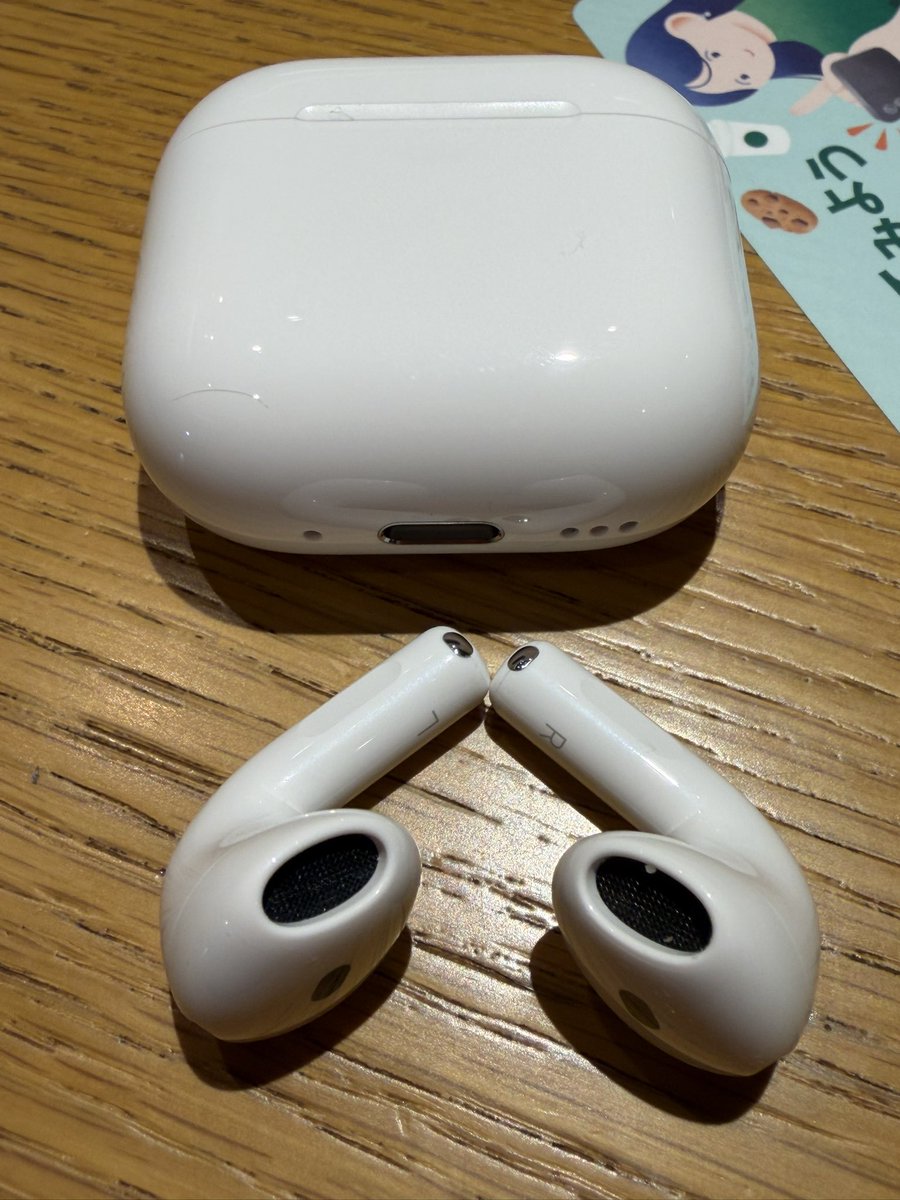 alohastyle1's tweet photo. 新しいAirPods5をお迎えしました。
2種類あり4より安いので27800円を選択、安い23800円もありますがcaseのCタイプ充電差し込みポート以外に容器元置き充電機が使えるので高い方に、ノイキャンは標準、新機能としてノズル部分の凹みでスマホ本体の電源操作や音量操作ができます。
#AirPods5 
#新機能 https://t.co/ravnidFZMV