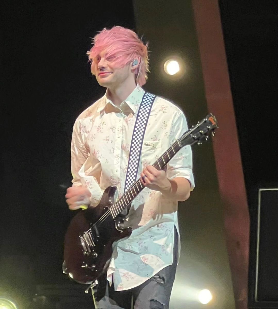 michaelbisexual's tweet photo. michael eh tao lindo eu quero chorar eu faria tudo por vc meu bebê https://t.co/AQtWhdRYvd