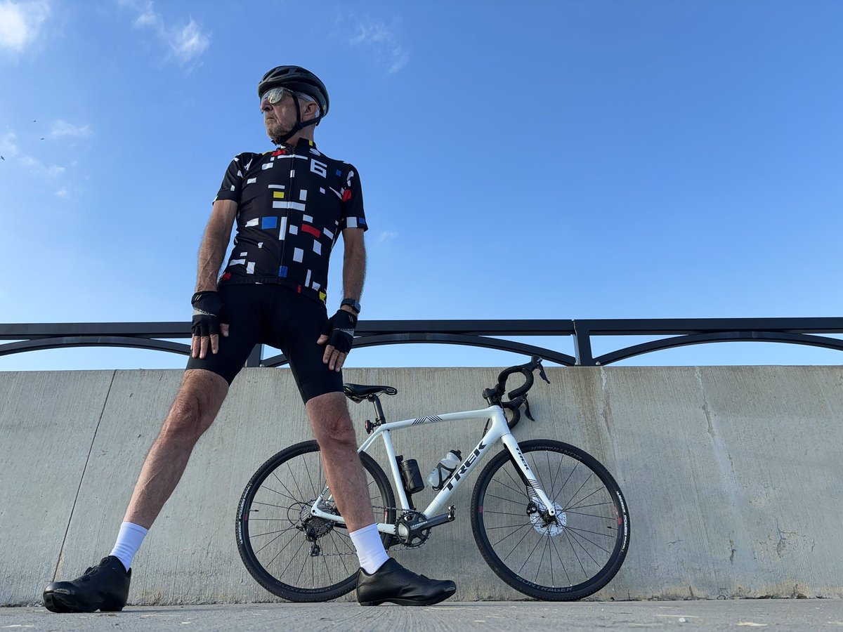 myke237's tweet photo. 🟥 2 🔵 Afternoon roll
Square to Sphere 🎼 Ride your own story.
#i_walk #i_bike 👣🚲 #trekbikes #kansascity #bontrager #BooneRSL #selleitalia #cycling #bikinglife #michelin #giro #Oakley #twinsix #lovingthedaylight #rideyourownstory https://t.co/hG9BTes2NW