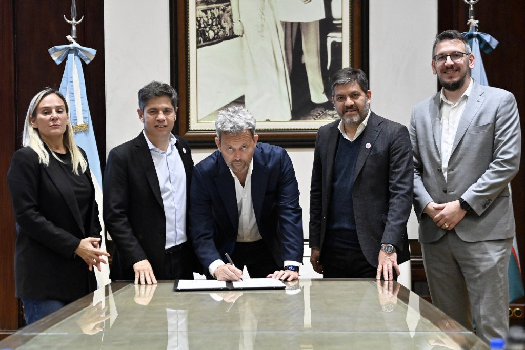harranz's tweet photo. MÁS MAQUINARIA PARA MONTE HERMOSO!!

Concretamos la firma de un nuevo Leasing Municipios junto al Banco Provincia para seguir sumando equipamiento que nos permita dar respuestas de calidad y sostener el estándar de #LaMejorPlayaArgentina durante todo el año. https://t.co/v4kfVFuWqL