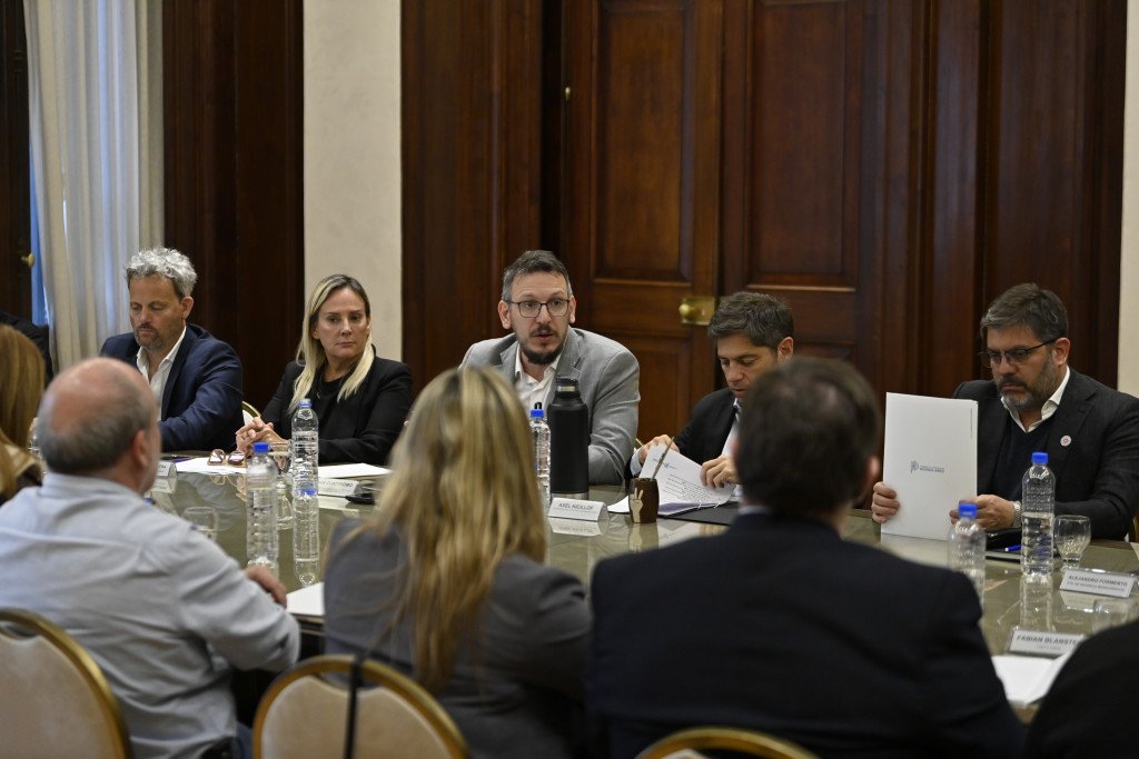 harranz's tweet photo. MÁS MAQUINARIA PARA MONTE HERMOSO!!

Concretamos la firma de un nuevo Leasing Municipios junto al Banco Provincia para seguir sumando equipamiento que nos permita dar respuestas de calidad y sostener el estándar de #LaMejorPlayaArgentina durante todo el año. https://t.co/v4kfVFuWqL