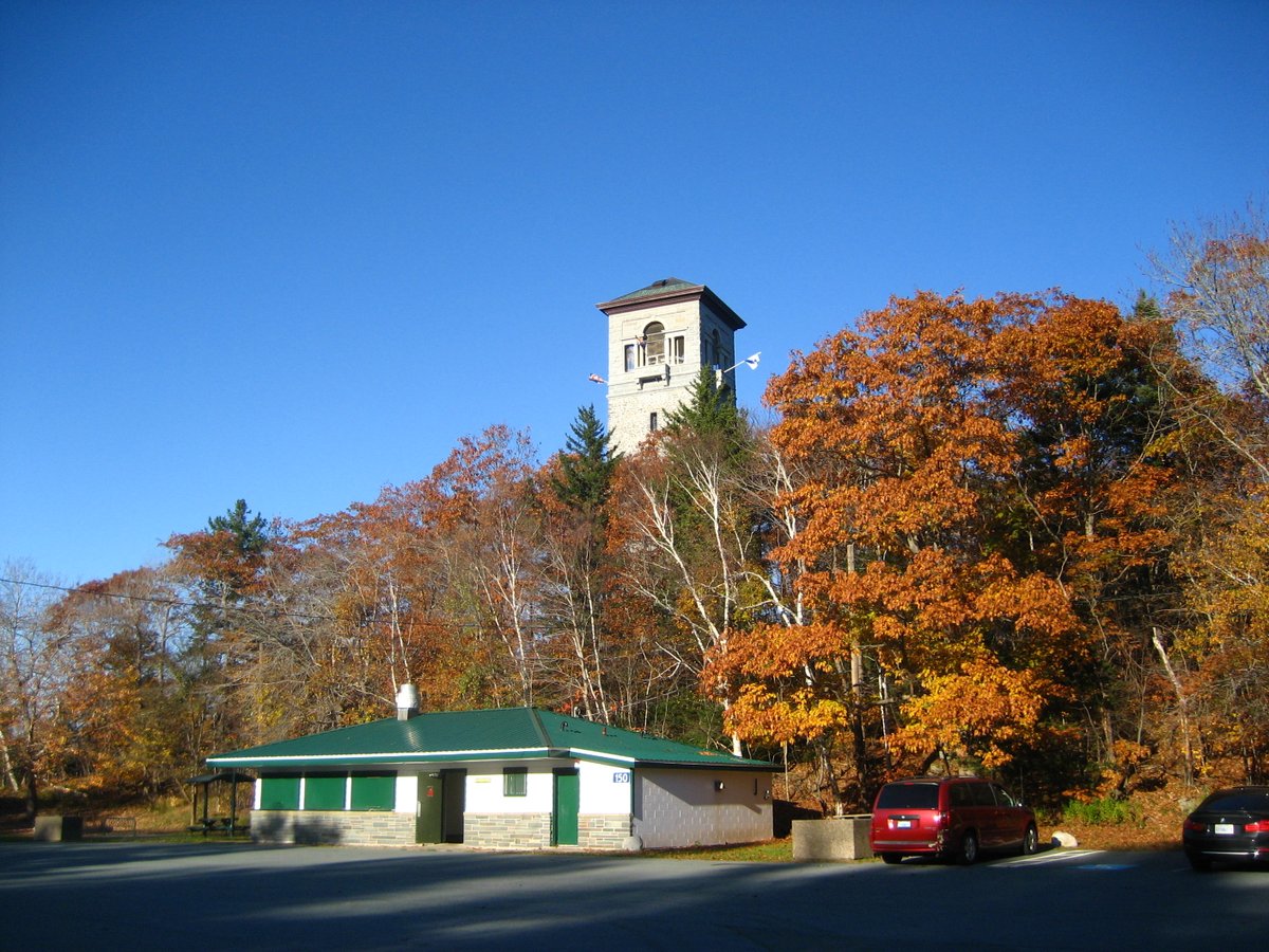 ibgeocaching's tweet photo. A4: I wouldn't call this the best fall foliage I've seen while caching, but it's pics I could find on my laptop of fall foliage while caching, from back in 2021. It's a park in Halifax while running through the steps of a multi I hid. #USGeocachingHour https://t.co/df6UIr8xOe