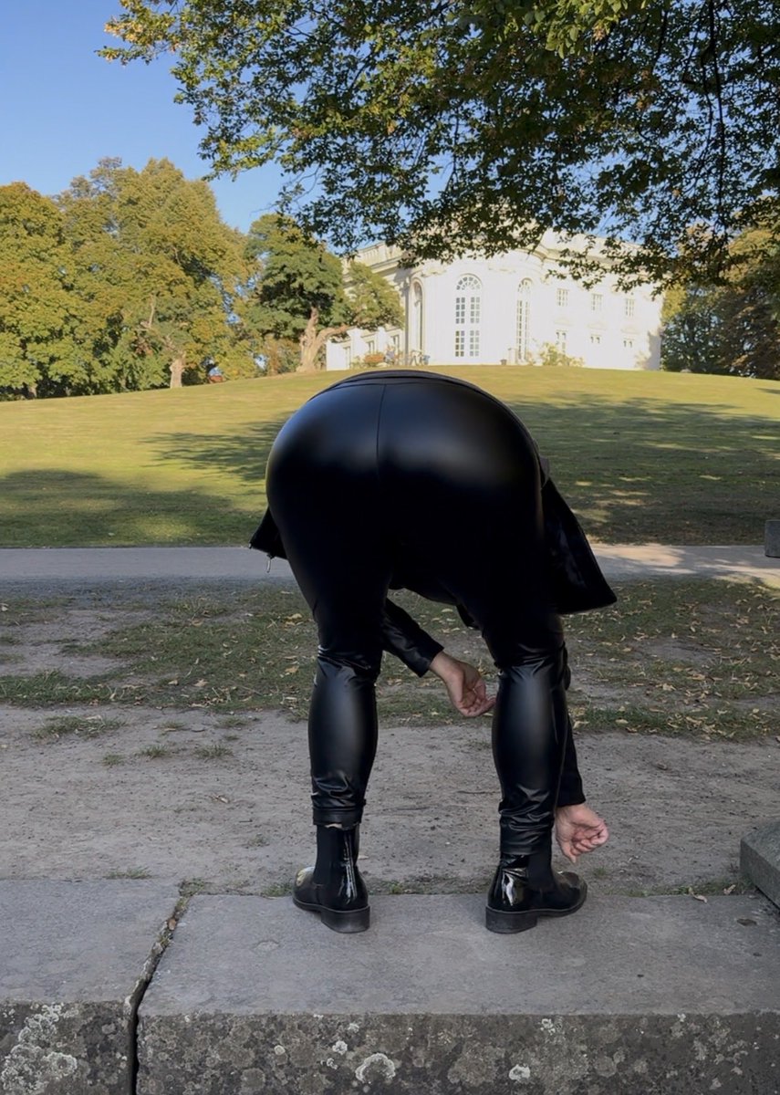 Ninamuller19M's tweet photo. Na, gefällt dir das Outfit? #OutdoorLife  #ass #arsch https://t.co/0ERo0e3cd1
