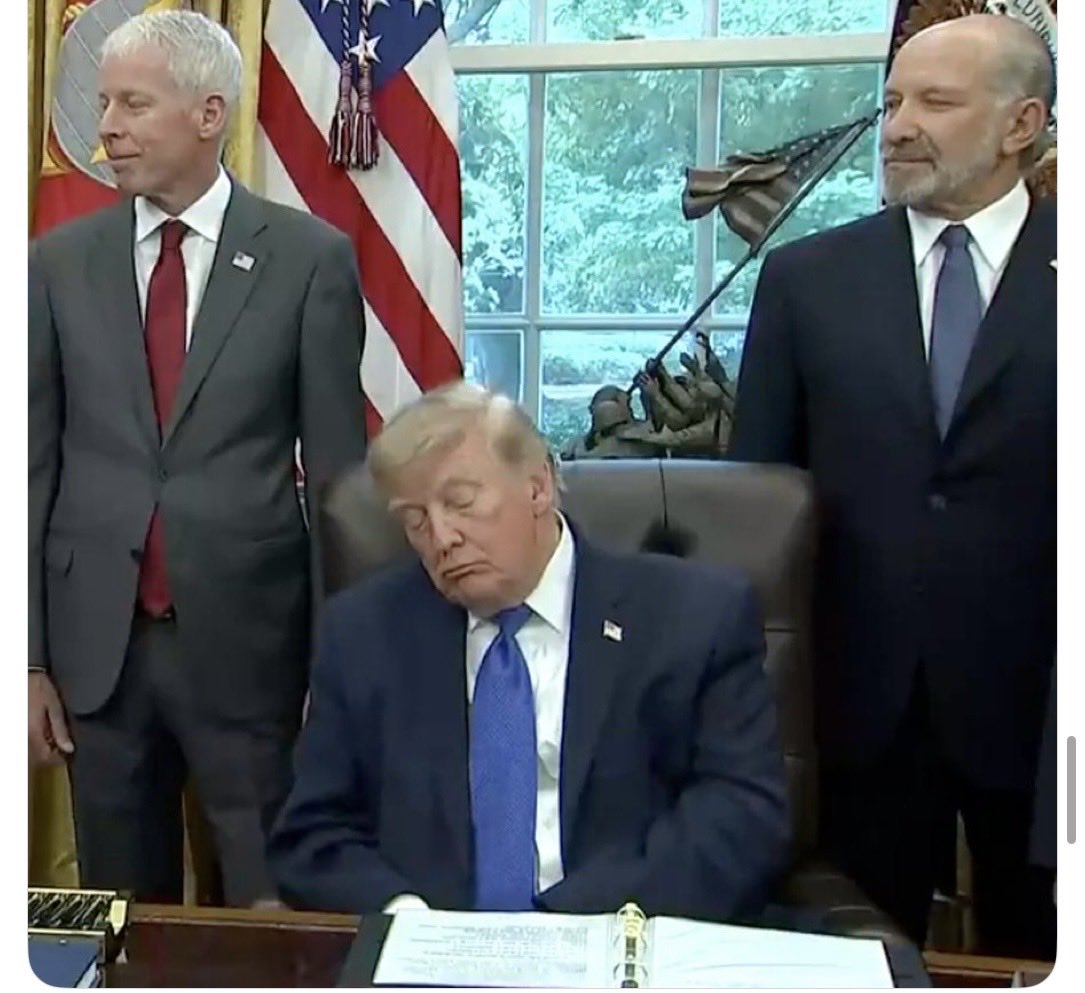 marlene4719's tweet photo. Trump just mere moments after he said,  “Sleepy Joe Biden, have you heard of him?” https://t.co/Tjqa7hCv1l