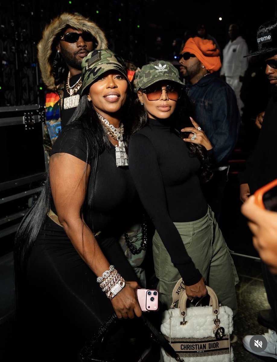 kashdoll's tweet photo. I had a chance to hit the stage with some legends!!! I had a fucking time 🔥🔥🔥🔥 i felt like a lil girl again!!! https://t.co/POVi9t3tZO