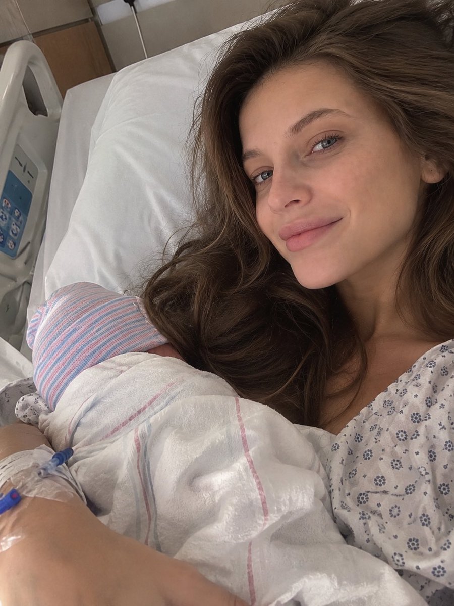 ENCHANTBLUE's tweet photo. Depois de tão aguarda e ansiosa espera. Nossa princesa chegou! a pequena princesa da nossa casa e mais um pedacinho mais lindo de nós dois. Mamãe te ama com o amor mais incondicional que já existiu. Bem-vinda minha Brenna 🩷🤍 https://t.co/sBIGZSQhI5