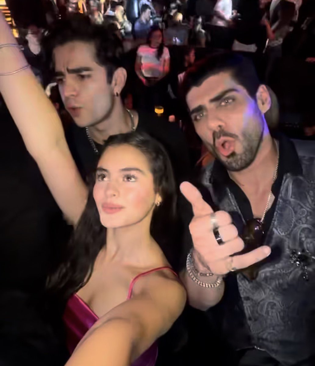 madspinkis's tweet photo. Lo hambrienta que debe estar la mamá de Tania Nicole como para estar exponiendo constantemente a su hija MENOR DE EDAD a esos ambientes, rodeándola de gente muchísimo mayor que ella y metiéndola en situaciones que, sinceramente, ni siquiera tendría por qué estar viviendo a su edad. 

Esta niña tiene la MISMA edad que Lara Campos!!!!!