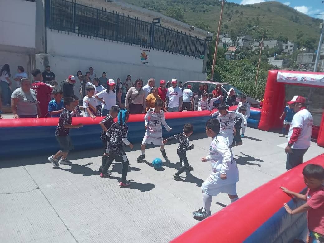 VICTORG34518098's tweet photo. 🏆 ¡TEPEOLULCO, ASÍ SE VIVE LA UNIÓN Y EL DEPORTE!
 
Este sábado 26 de septiembre, la CNC de Tlalnepantla de Baz estuvo presente en la gran Jornada Deportiva "Gente Extraordinaria en tú Comunidad", realizada en el Centro Comunitario de Lomas de Tepeolulco. 🤝⚽ https://t.co/rCPLm1EQKd