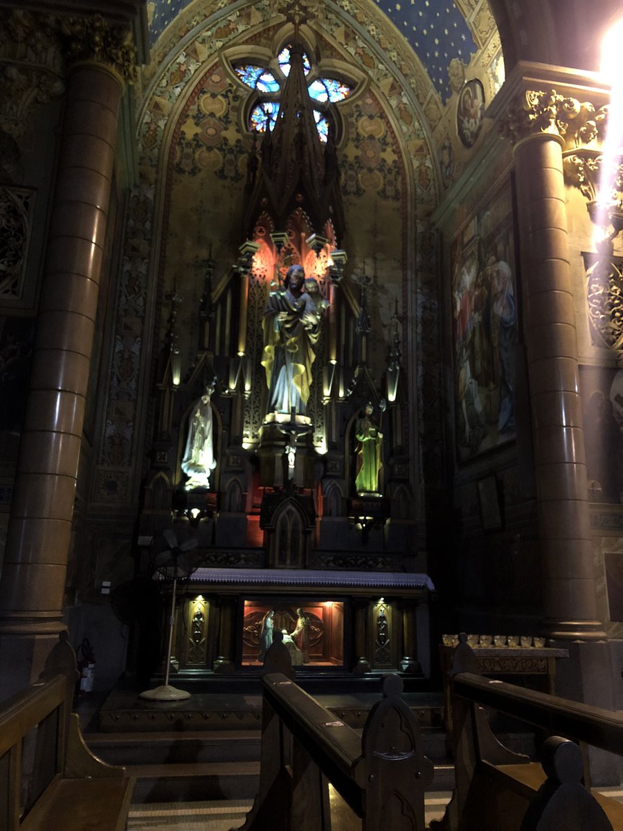 nice_to_cy's tweet photo. e a igreja quadrada sonha em servir essa estética https://t.co/7AWSpSIl17