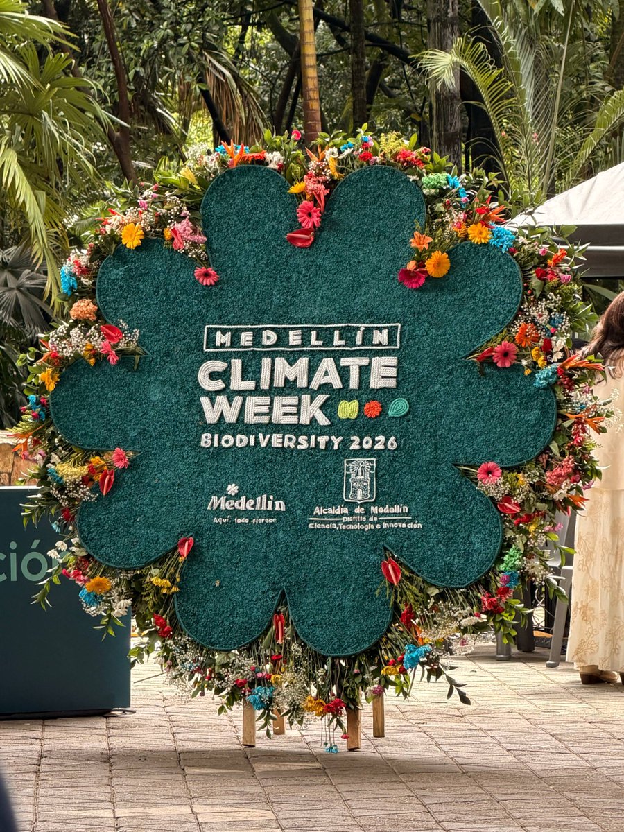 mayrasmendoza's tweet photo. 📍 Medellín, Colombia 🇨🇴

Participamos de la Cumbre de Gobiernos Locales y Subnacionales de la Climate Week Medellín, como parte del panel internacional de la Red de BiodiverCiudades, junto a representantes de distintas ciudades de América Latina.

Compartimos la experiencia de gestión que venimos construyendo en Quilmes desde 2019, desde una mirada que busca ir siempre de la periferia al centro y que entiende que no hay desarrollo posible si no mejora concretamente la calidad de vida de nuestra comunidad.

Además, llevamos a este encuentro una necesidad urgente para nuestra ciudad: las obras de la cuenca de los arroyos San Francisco y Las Piedras. Frente a un Gobierno Nacional que se retira y abandona obras fundamentales, necesitamos construir alianzas y encontrar herramientas de financiamiento para seguir dando respuestas a demandas históricas de nuestros vecinos y vecinas.

Los problemas de nuestra comunidad no pueden esperar. Por eso necesitamos gobiernos locales fuertes, con herramientas para seguir trabajando y dando respuestas desde el territorio. La justicia ambiental también es justicia social. 🤍🫂